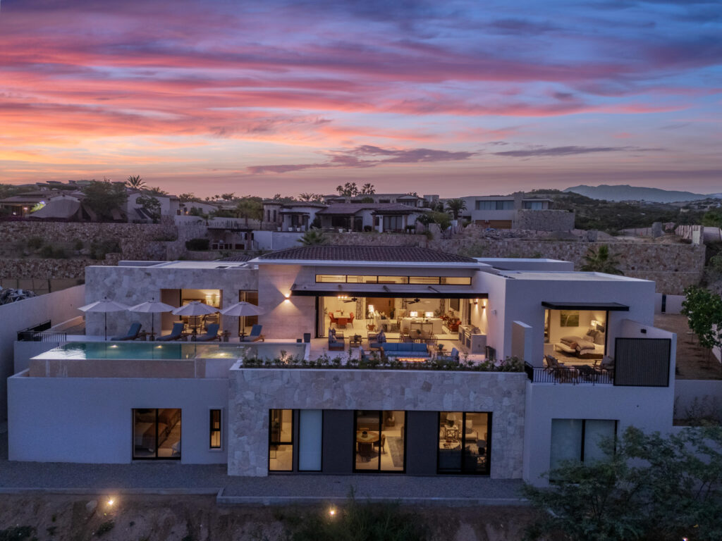 Cabo Golf Section 18- Horizontes Welcome to Horizontes 3, an exquisite custom-made home located within San José del Cabo's most sought-after community, Querencia. Surrounded by Tom Fazio's signature golf course, recognized as one of the best in the country, this stunning residence is just a short golf cart ride from the prestigious 5-star Club House.This remarkable 6-bedroom, 6.5-bathroom home elevates luxury living with a fresh vision of architecture and design. The layout features a cozy family room, an expansive bunk bed bedroom on the lower level, and a spacious maid's quarters with an independent entrance, making it ideal for entertaining family and friends. The property boasts expansive outdoor living spaces, including tranquil green areas, an outdoor kitchen, an infinity pool, a jacuzzi, and breathtaking mountain – Querencia, San Jose Corridor, BS